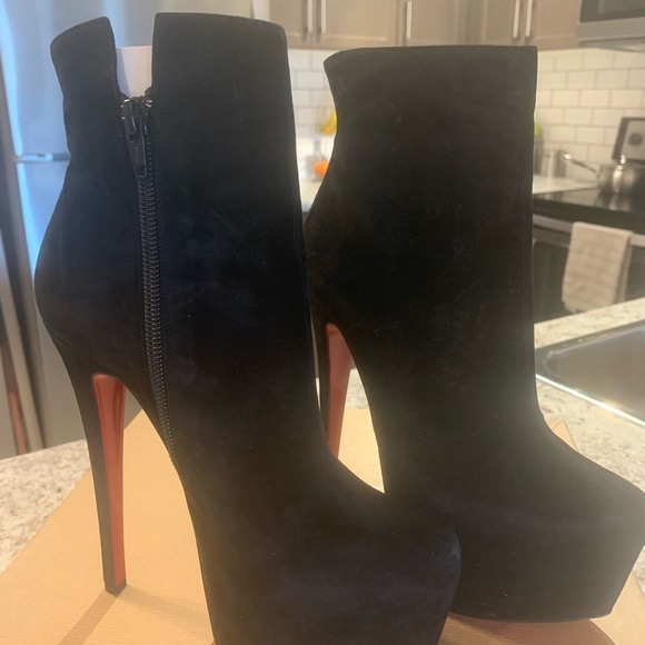 Christian Louboutin - Picture 4 of 7